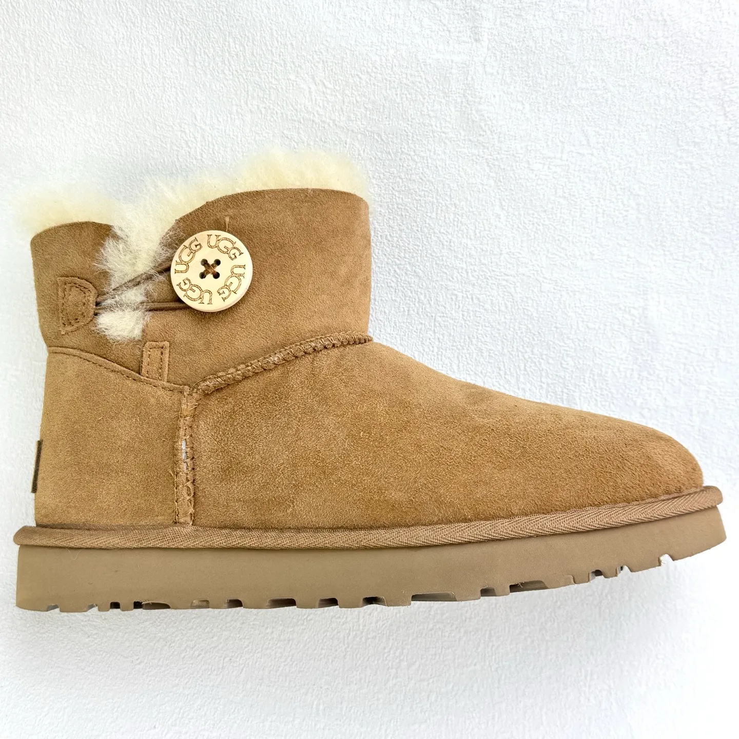 💰400 1016422 UGG KALLEN LACE Mainstream technology in the market: sheepskin and wool integrated. Use Longfeng A-grade sheepskin and wool integrated raw materials. The original leather panel is tanned and filled with fiber. It feels soft and has a uniform color. No further processing or compounding operations are required. Size: 35 36 37 38 39 40
